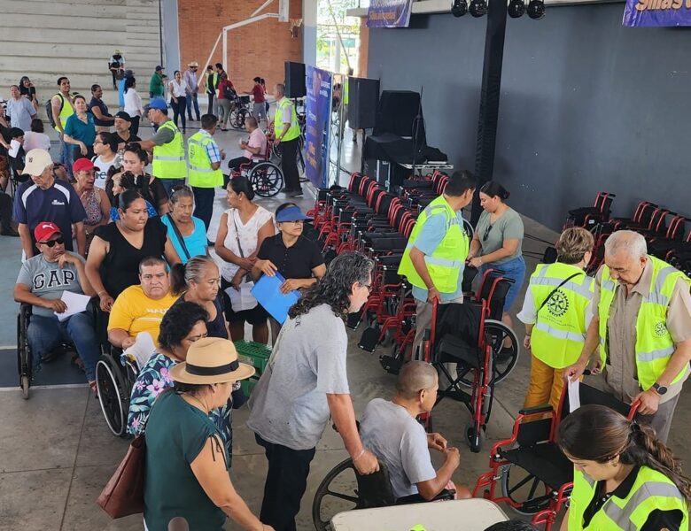 En alianza, DIF Vallarta y Club Rotary Sur entregan sillas de ruedas